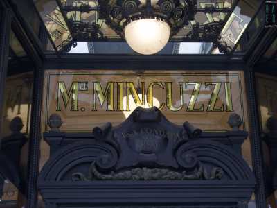 ...sovrastato dal nome del fondatore e dalla data di istituzione dell�attivit�: il 1895